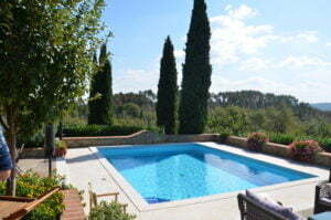Peter EnglanderVacker poolanläggning i Toscana. Cypresserna är föredömliga.